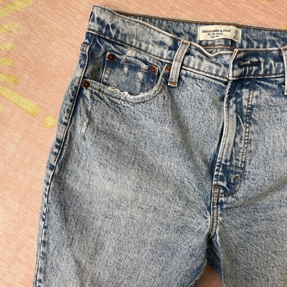 Distressed jeans - Picture 2 of 4